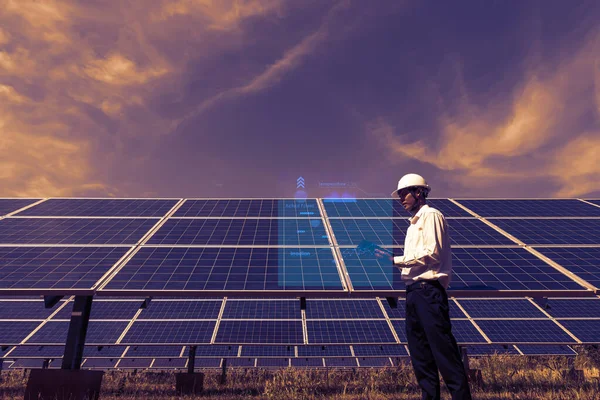 Ferme Solaire Panneau Solaire Avec Des Ingénieurs Marchent Pour Vérifier — Photo