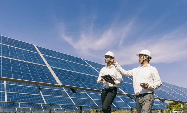 Солнечная Ферма Солнечная Панель Двумя Инженерами Ходить Проверить Работу Системы — стоковое фото
