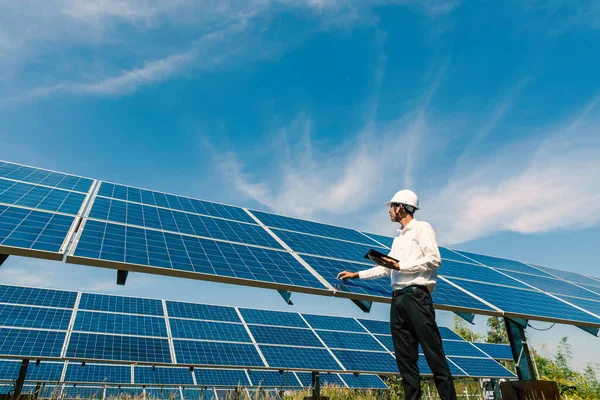 Nízký Úhel Pohledu Solární Farmy Solární Panel Inženýry Zkontrolovat Provoz — Stock fotografie