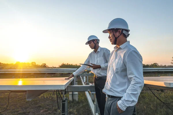 Zonne Energie Zonnepaneel Met Twee Ingenieurs Lopen Werking Van Het — Stockfoto