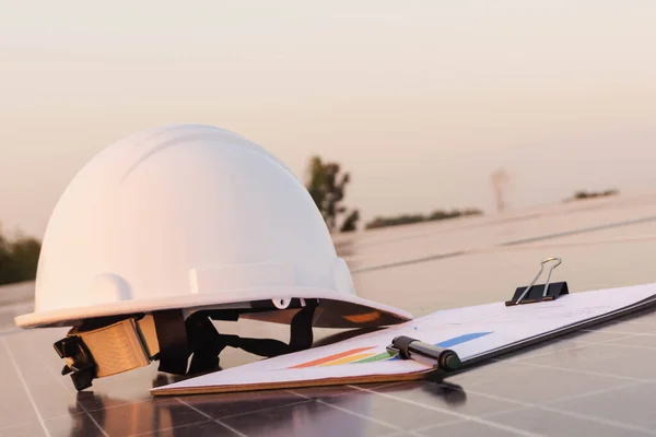 Los Ingenieros Están Examinando Gráfico Rendimiento Producción Energía Partir Paneles — Foto de Stock