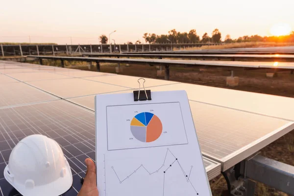 Los Ingenieros Están Examinando Gráfico Rendimiento Producción Energía Partir Paneles — Foto de Stock