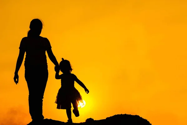 站在那里的母亲和孩子的全家福 黄昏时以橙色观看日落和天空 — 图库照片