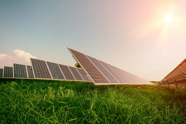 Güneş Paneli Alternatif Elektrik Kaynağı Sürdürülebilir Kaynaklar Kavramı Orijinalinden Daha — Stok fotoğraf