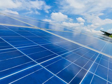 Gökyüzündeki bulutla birlikte güneş enerjisi (güneş pili), sıcak iklim enerji üretiminin artmasına, dünyanın enerjisinin korunması için alternatif enerjiye, temiz enerji üretimi için fotovoltaik modül fikrine yol açar..
