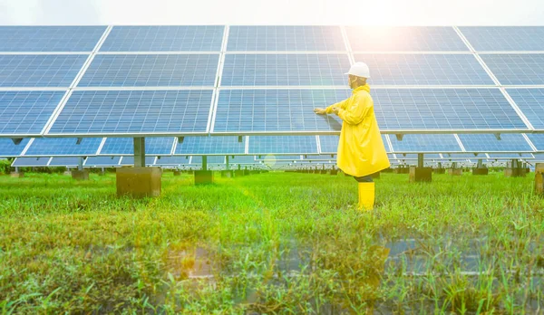 Ferme Solaire Panneau Solaire Avec Des Ingénieurs Vérifie Fonctionnement Système — Photo