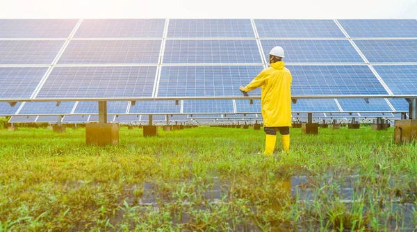 Солнечная Ферма Солнечная Панель Инженерами Проверяет Работу Системы Ноутбуке Альтернативная — стоковое фото