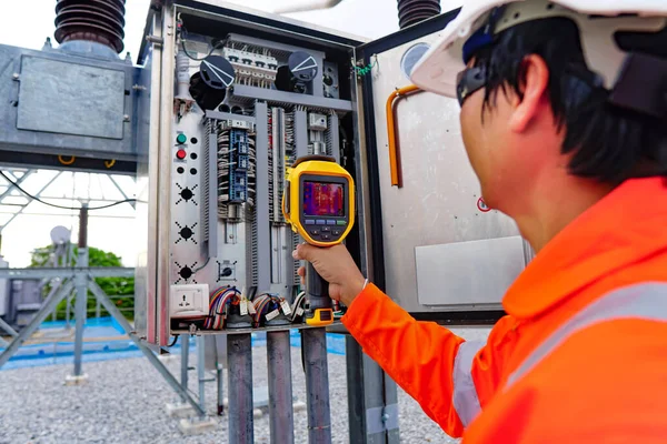 Elektrik Mühendisleri Ekipman Setlerindeki Hataları Kontrol Etmek Için Bir Termometre — Stok fotoğraf