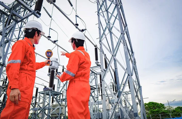 Ingénieurs Électriciens Ont Utilisé Thermomètre Pour Vérifier Les Défauts Dans — Photo