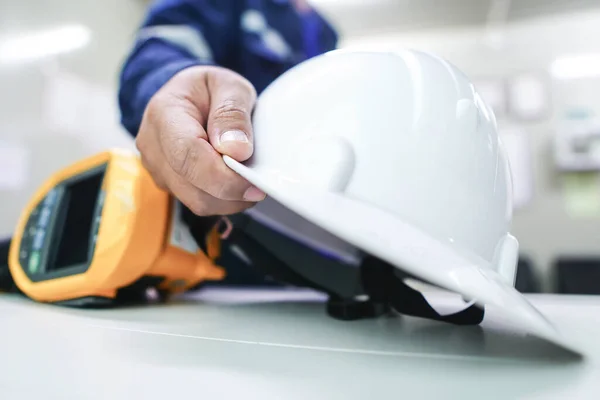 Ingenieur Pakt Witte Helm Die Het Bureau Staat Met Een — Stockfoto