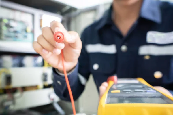 Het Positieve Einde Van Multimeter Handen Van Een Ingenieur Met — Stockfoto