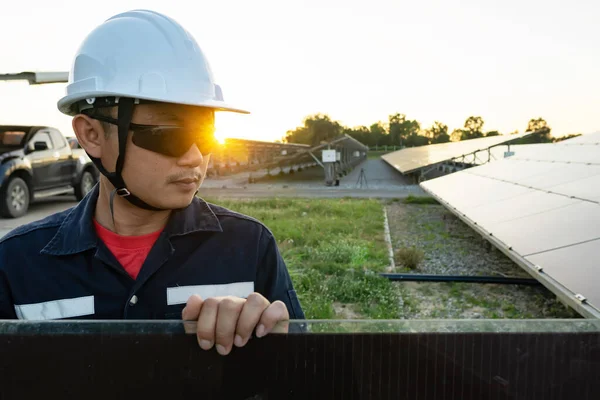 Les Techniciens Préparent Des Panneaux Solaires Pour Installation Dans Centrale — Photo