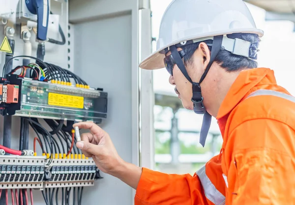 Engenheiro Verificando Operação Anormal Sistema Energia Solar Descobriu Que Uma — Fotografia de Stock