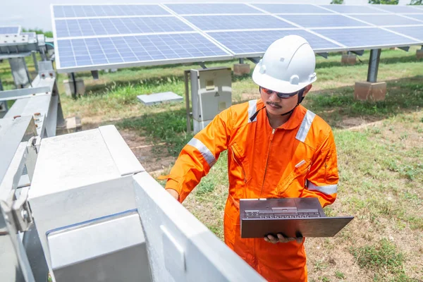 Engenheiros Usaram Laptop Para Verificar Desempenho Caixa Controle Para Confirmar — Fotografia de Stock