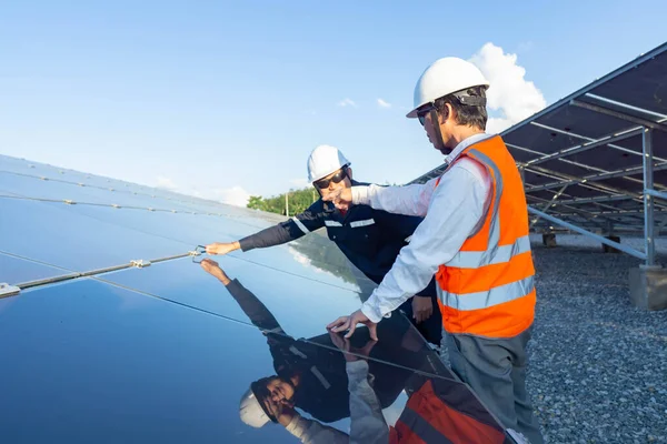 Los Técnicos Utilizan Destornillador Hexagonal Para Fijar Tuerca Hexagonal Para — Foto de Stock