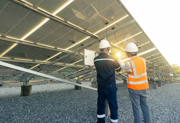 Technicien Avec Ingénieur Sont Vérifier Performance Des Panneaux Solaires Dans — Photo
