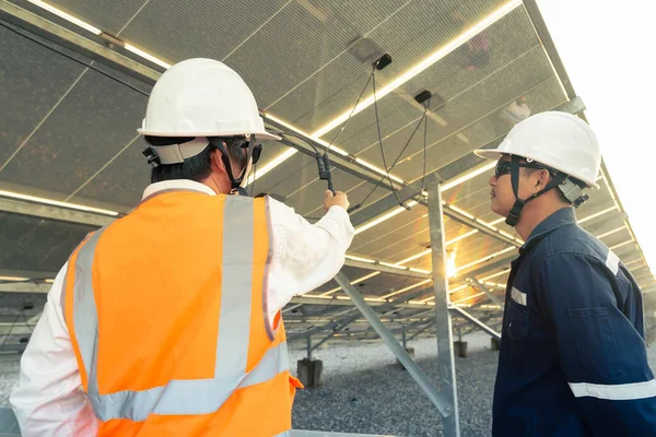 Technicien Avec Ingénieur Vérifie Connexion Des Panneaux Solaires Dans Centrale — Photo