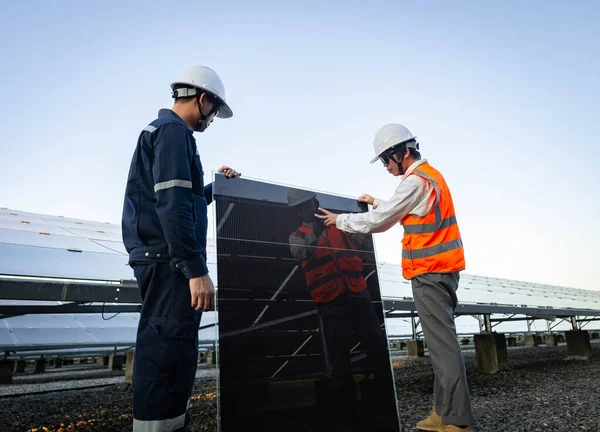 Техник Поднимает Солнечный Элемент Заменить Поврежденный Альтернативная Энергия Сохранить Энергию — стоковое фото