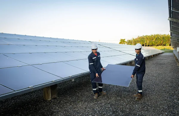 Technicien Soulève Cellule Solaire Pour Remplacer Celle Endommagée Énergie Alternative — Photo