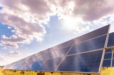 Güneş santrali (güneş pili) yaz mevsimi ile birlikte, sıcak iklim enerji üretiminin artmasına, dünyanın enerjisinin korunması için alternatif enerjiye, temiz enerji üretimi için Photovoltaic modül fikrine neden olur.