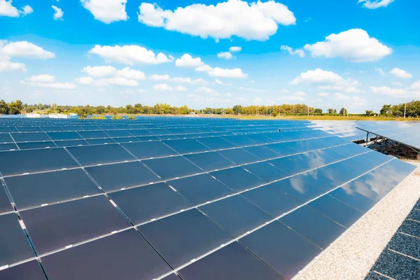 Gökyüzündeki bulutla birlikte güneş enerjisi (güneş pili), sıcak iklim enerji üretiminin artmasına, dünyanın enerjisinin korunması için alternatif enerjiye, temiz enerji üretimi için fotovoltaik modül fikrine yol açar..