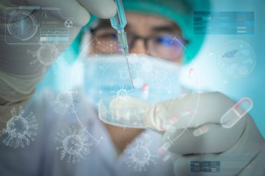 Bilim adamı üniformalı bir adam mikrop öldürücü tepsi enjekte ediyordu. COVID-19 'u tedavi etmek ve önlemek için bir aşı icat etme fikri tüm dünyaya yayılıyor..