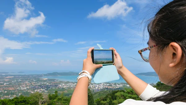 Молодые женщины фотографируют с помощью мобильных телефонов — стоковое фото