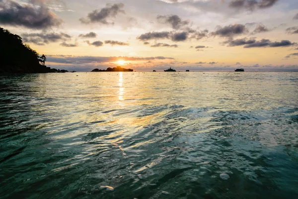 Güneş doğarken Mu Koh Similan, Tayland — Stok fotoğraf