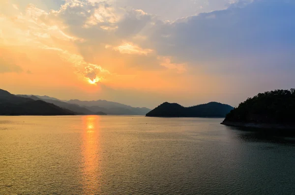 Coucher de soleil sur une montagne au lac — Photo