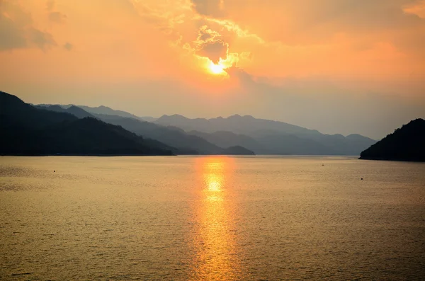 Sonnenuntergang über einem Berg am See — Stockfoto