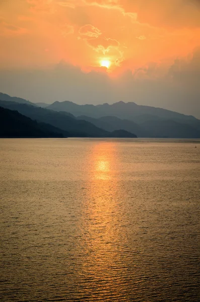 Západ slunce nad horami u jezera — Stock fotografie
