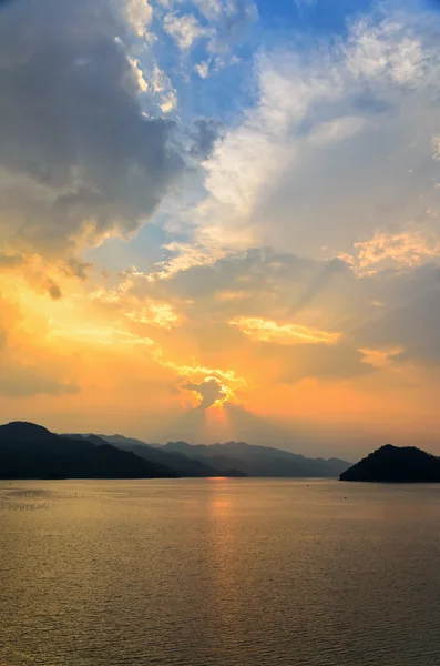 Zonsondergang over een berg aan meer — Stockfoto