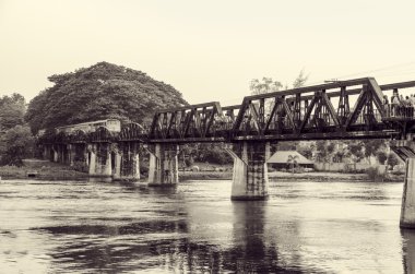 River Kwai köprüsünü siyah ve beyaz
