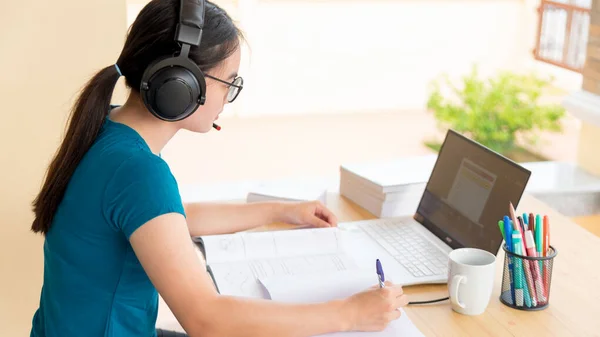 Asiatisk Tonåring Flicka Student Med Ett Headset Tittar Den Bärbara Stockbild