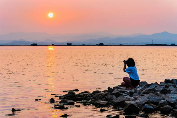 Junge Frau Wasser Fotografiert Mit Dslr Kamera Wunderschöne Naturlandschaft Sonne — Stockfoto