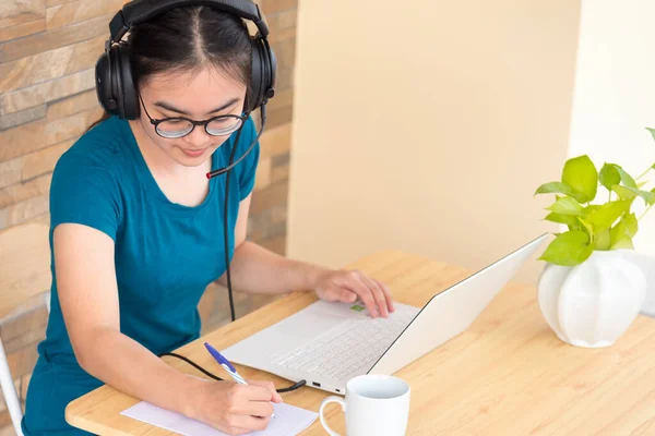 Asiatisk Tonåring Flicka Student Med Ett Headset Att Notera Lärt Stockbild