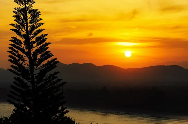 Zonsondergang over bergketen — Stockfoto