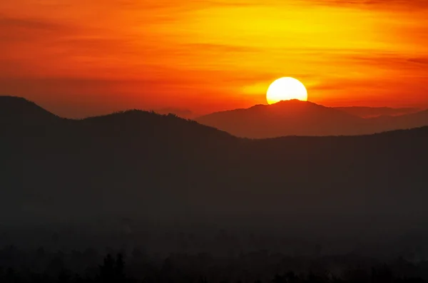 Tramonto sulla catena montuosa — Foto Stock