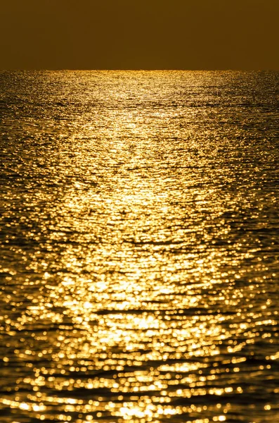 Золото поверхности воды — стоковое фото