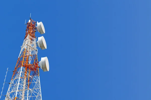 Telecommunication tower on blue sky background — Stock Photo, Image