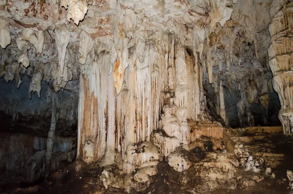 Stalactite and stalagmite in Tham Lod cave — Stock Photo, Image