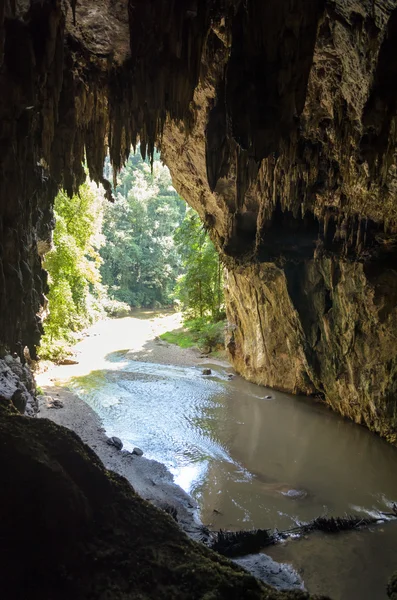 Entrada para a caverna de Tham Lod com estalactite e estalagmite — Fotografia de Stock