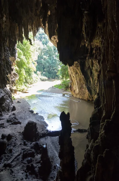 Vchod do jeskyně Tham Lod s stalaktitů a stalagmitů — Stock fotografie