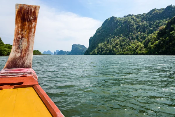 Viajar en barco en Phang Nga Bay — Foto de Stock