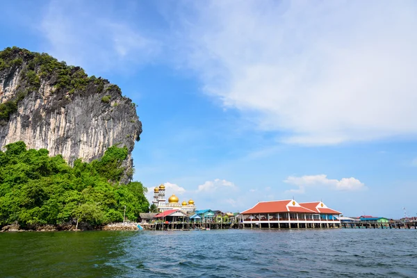 Ко Паньи (Koh Panyee) или остров Пуньи (Punyi) летом — стоковое фото