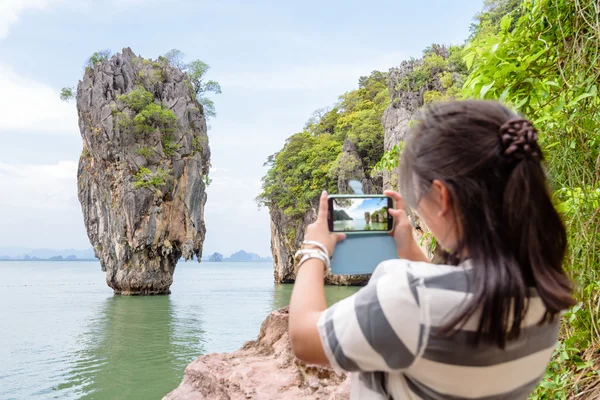 女性の旅行者が携帯電話で自然景観を撮影 — ストック写真