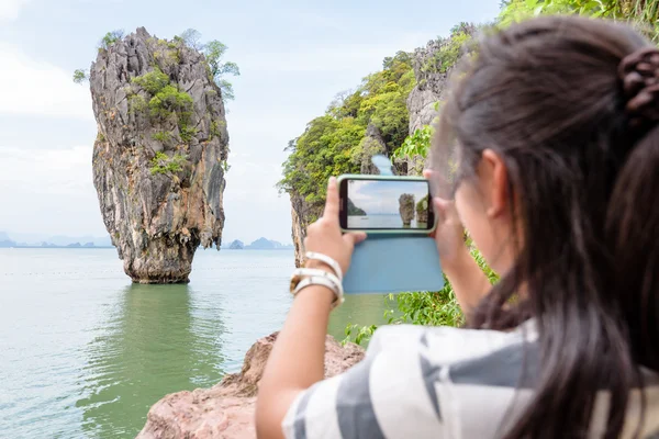 女性旅行者通过手机拍摄自然观 图库图片