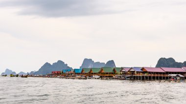 İskele ve Koh Panyee Adası'nda yüzen Restoran