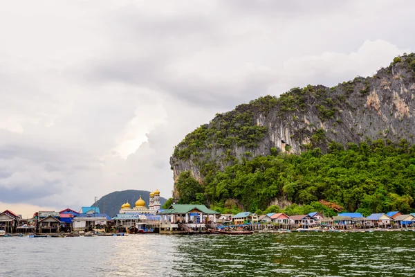 Koh Panyee o la aldea de la isla de Punyi está flotando —  Fotos de Stock