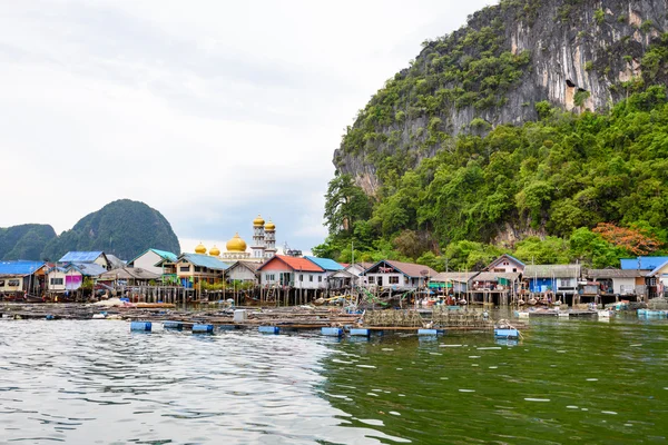 Ко Паньи (Koh Panyee) или деревня острова Пуньи (Punyi) плавает — стоковое фото
